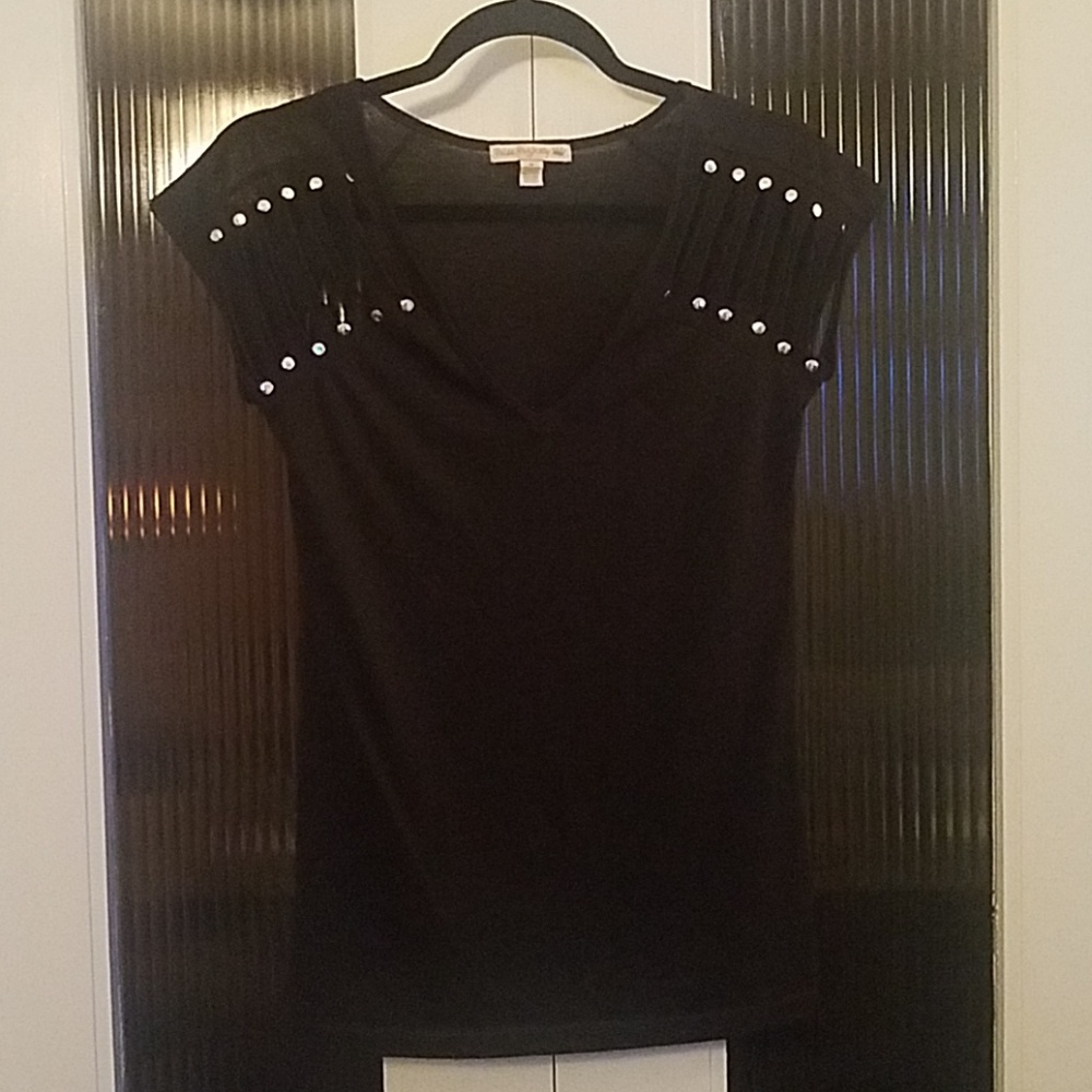 Black v-neck tshirt w/ slit studded sleeves